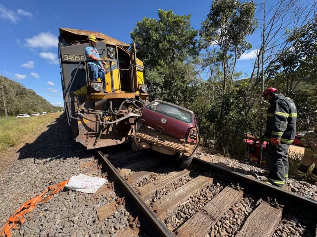 Trem arrasta carro por 200 metros e motorista morre em Alfredo Vasconcelos